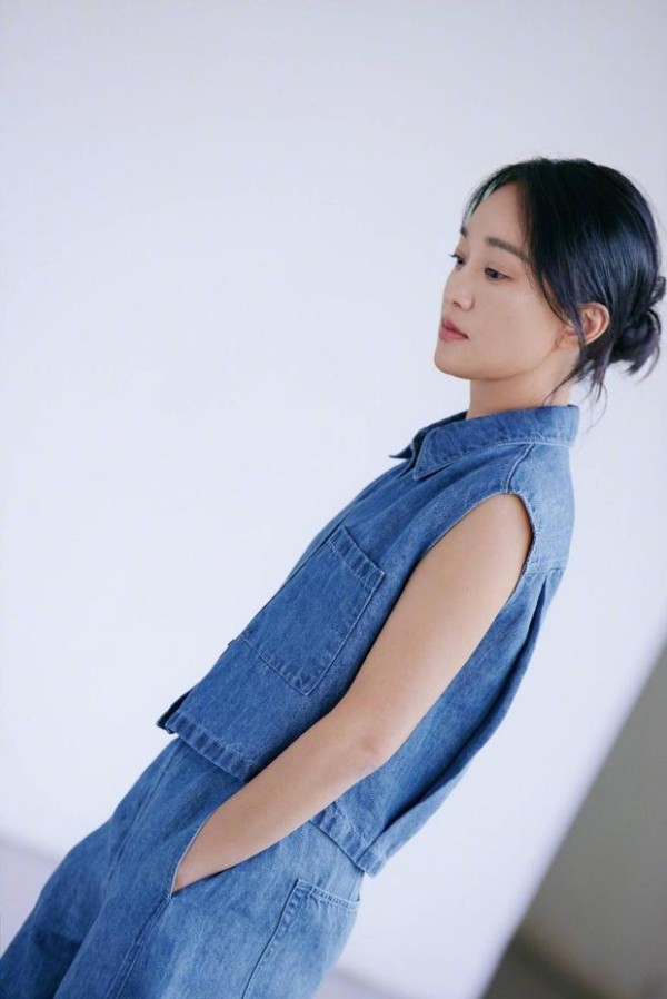 周迅穿牛仔套装十分靓丽减龄。