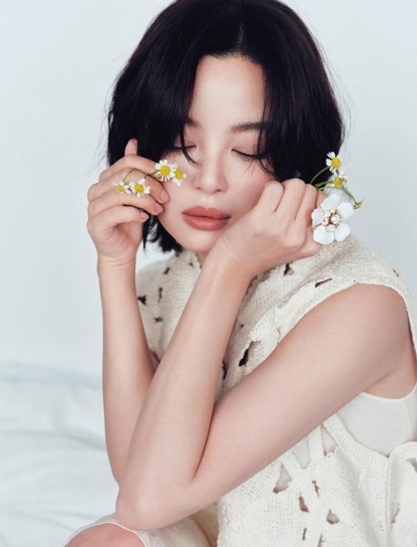 辛芷蕾与鲜花合影，春日气息拉满。