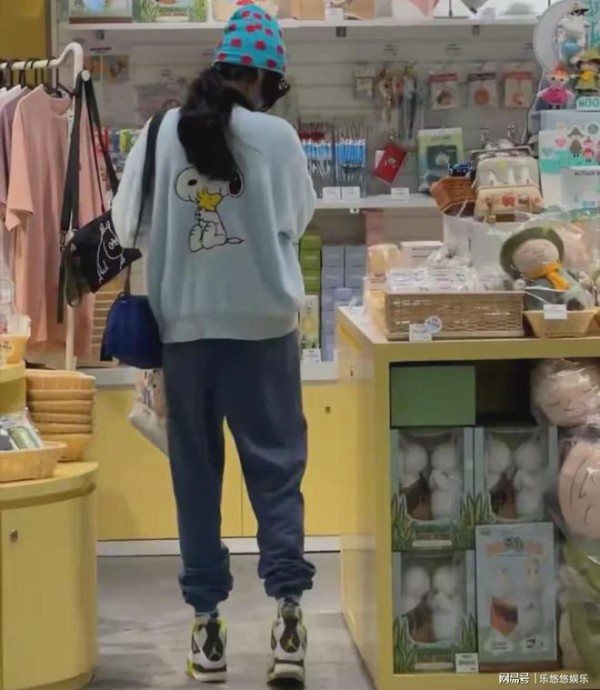 香港机场偶遇张柏芝,本人比电视上漂亮100倍,母子同框像情侣!