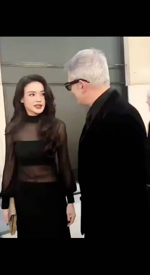 舒淇一个动作轻松化解了尴尬,并以一个眼神让他自己体会!