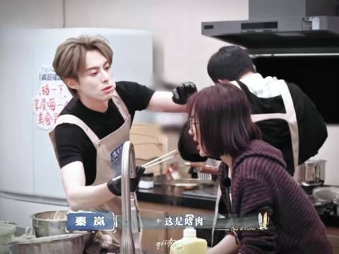 王鹤棣劝秦岚注意身体，姐弟互动引关注