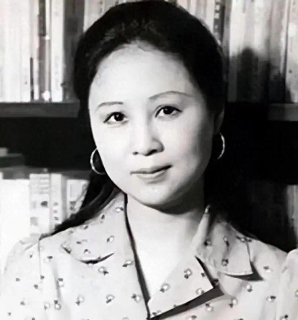 琼瑶留下的不只是爱情！揭秘她与平鑫涛如何打造25亿商业帝国