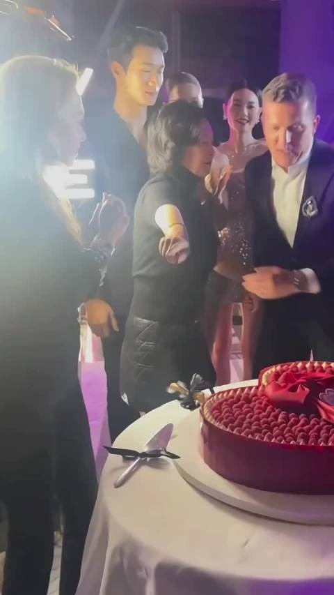 何超琼何超莲同框出席晚宴，抹胸裙与红装各显风采