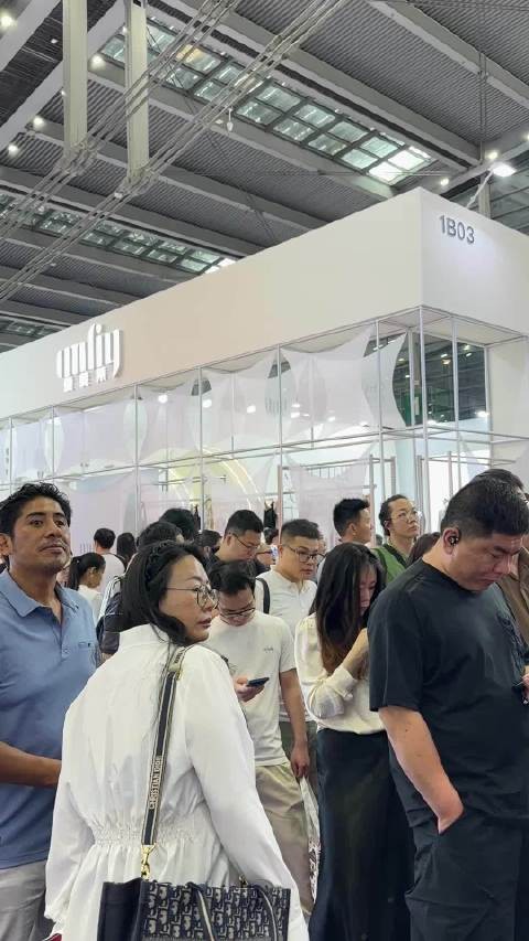 美女真的是稀缺稀缺资源,看展会的人稀稀拉拉,看走秀的人……看看这队排的