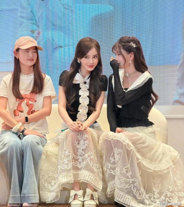 韩安冉追星成功!同框Angelababy线下活动,斥资买见面名额