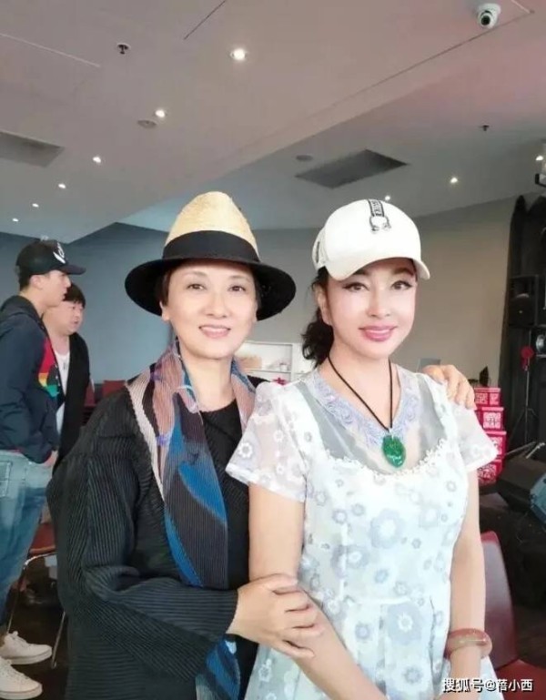 刘晓庆只比邓婕大5岁，二人状态大不同，科技脸和原装脸一眼就懂