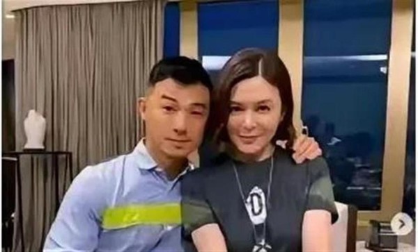 62岁关之琳挽着27岁男模：别人骂老牛吃嫩草，她笑得比谁都甜