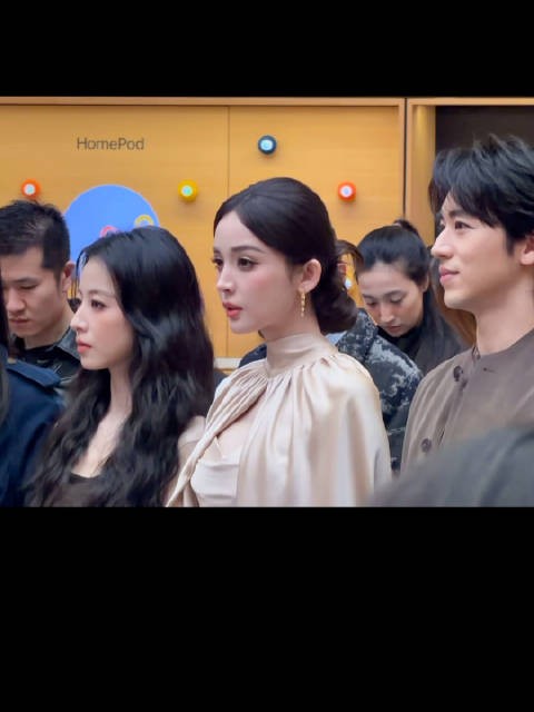 娜扎周雨彤蔡文静文咏珊同框，娜扎美得出众