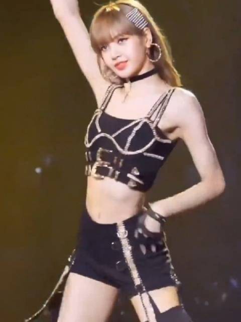 Lisa晒泳装照引热议，好身材与舞蹈魅力并存