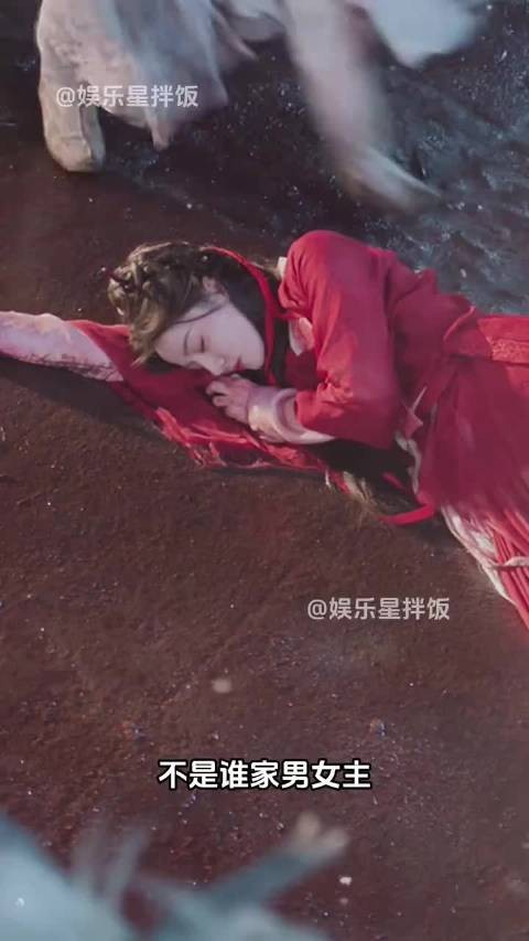 迪丽热巴陈飞宇新剧《白日提灯》首曝片花，男女主初见被抬走