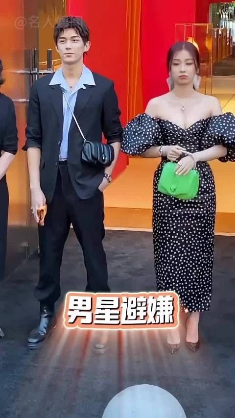 男星避嫌明目张胆？吴京触电躲开， 吴磊视而不见，张若昀男德楷模 吴磊