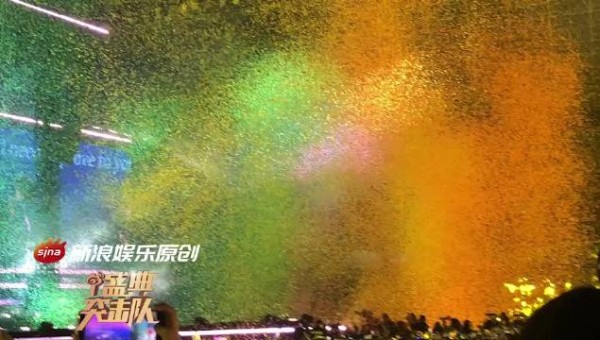 檀健次超级巅峰之夜舞台双杀,王子礼比心颜值实力双在线