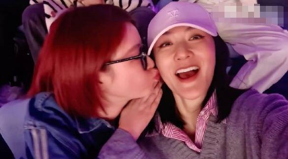 谢娜秦岚杜华看张杰演唱会 姐姐妹妹“左亲亲右亲亲”