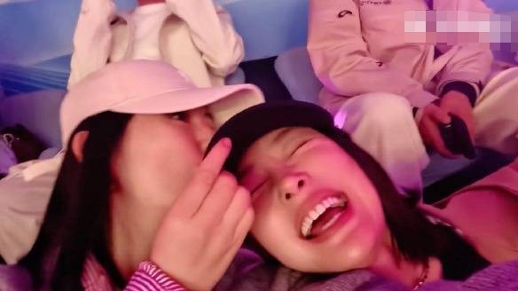 谢娜亲吻秦岚。