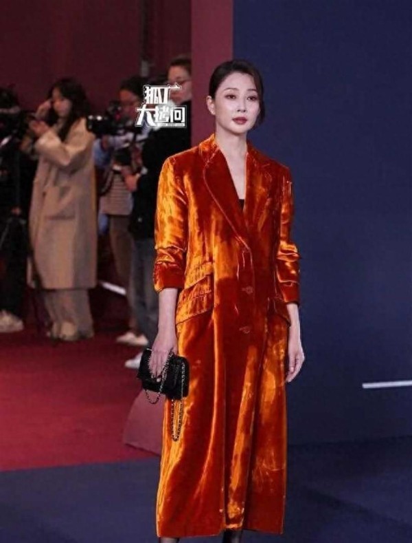 36岁杨颖上海红毯遭冷遇,从前顶流如今连名字都没,太让人心疼