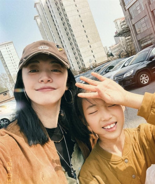 姚晨离婚后首晒母女合影,9岁女儿身高直冲160,像妈妈一样大长腿