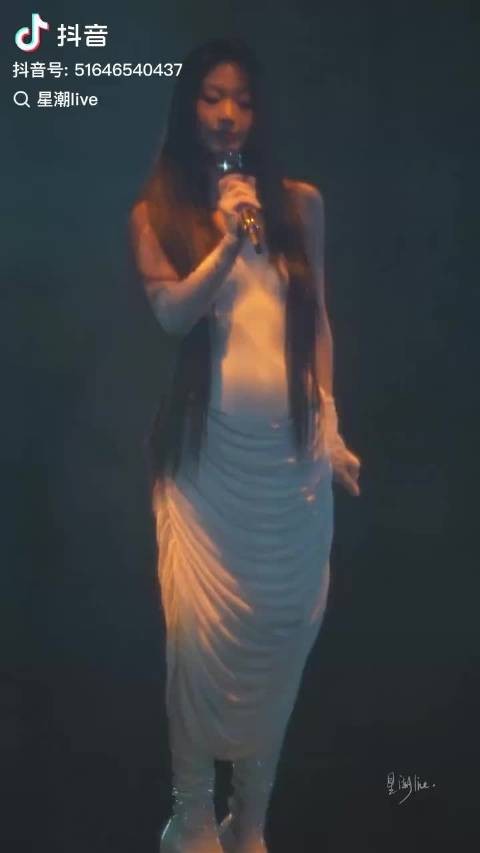 我去搜了搜单依纯翻唱的李白,难怪李荣浩气成这样