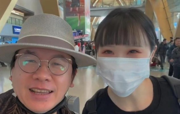 他是上海著名主持，与空姐相恋多年未婚，如今和王冰皓直播当网红