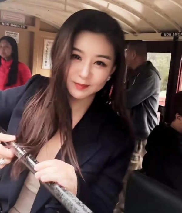 李小萌带爸妈坐墨尔本小火车，妈妈精神帅气，女儿像妈同框似姐妹