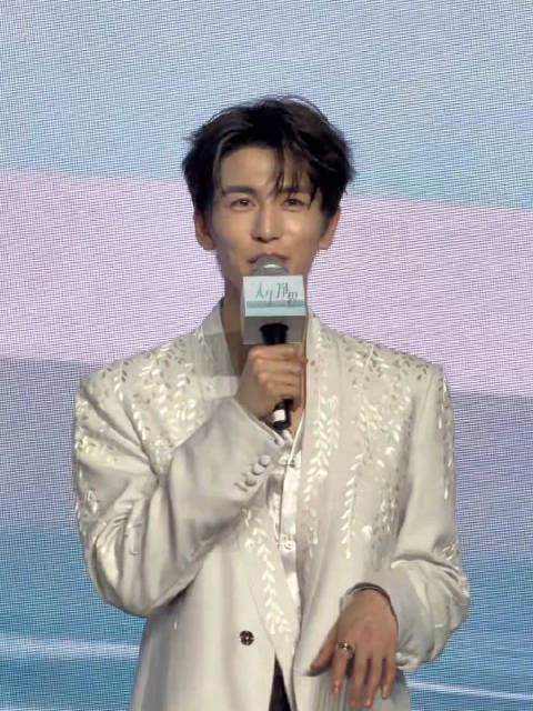 张凌赫回应拍做饭vlog：“记下了”