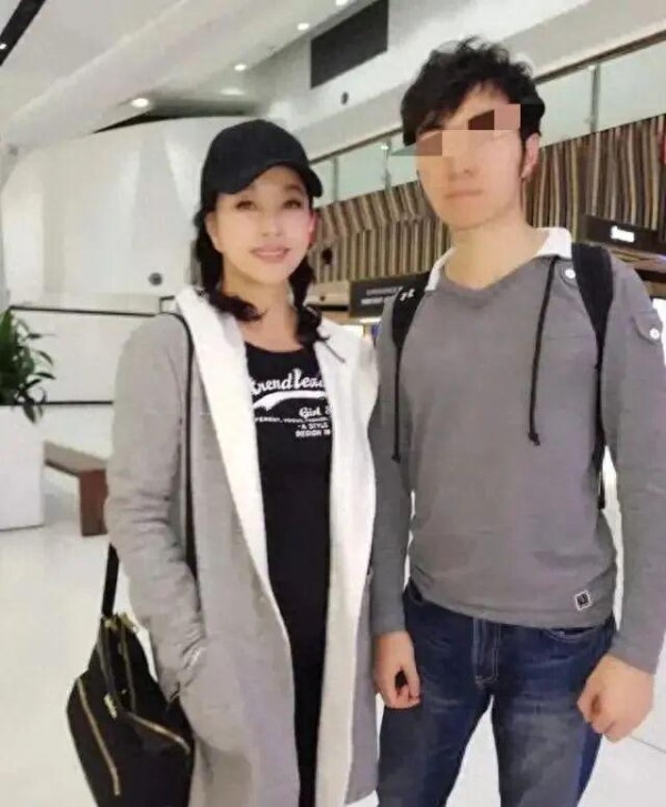 刘晓庆被亲外甥举报？删文后遭猛烈回击，70多岁还被亲情捅刀