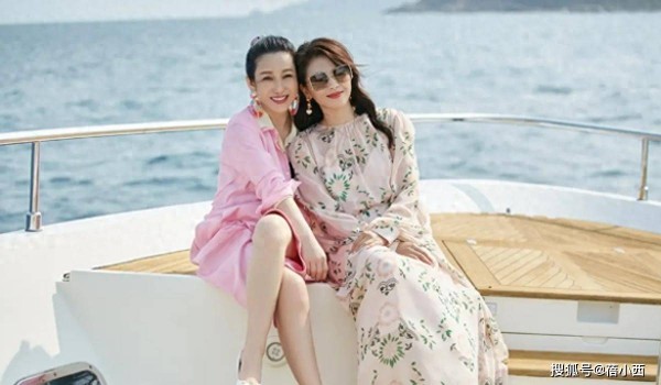 47岁秦海璐和刘涛度假，闺蜜俩穿搭优雅，1个气质爆表1个骨相高级