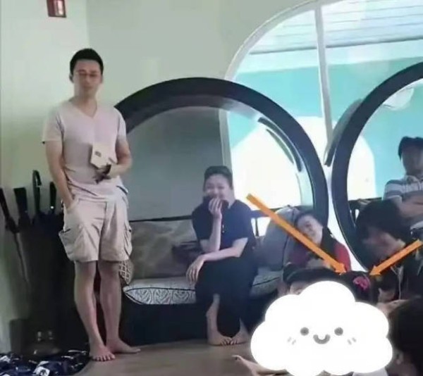 大S坐教室托腮,看女儿上课专注温柔。