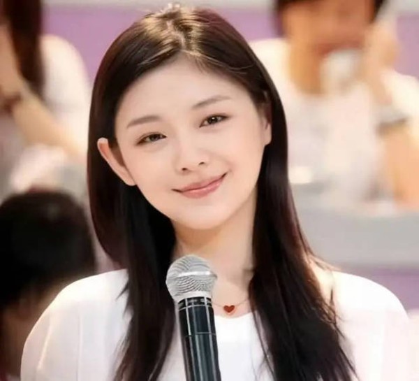 大S持麦微笑,气质温婉亲和。