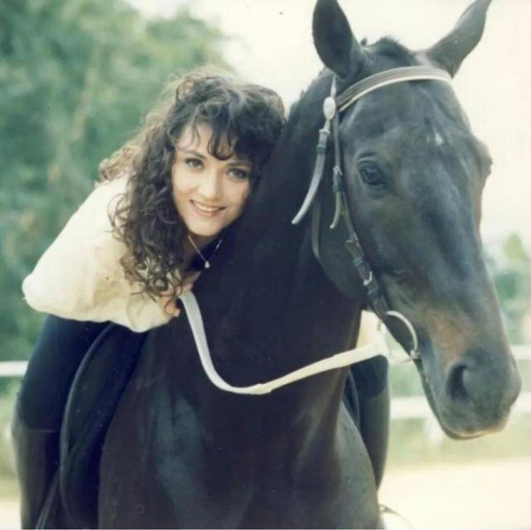 一路走好！香港资深艺人离世，前夫是TVB老戏骨，黄霑鼓励入行