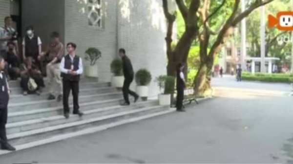 卓荣泰就郑丽文访陆答记者问，驳“外部干预笑话论”呼吁理性讨论