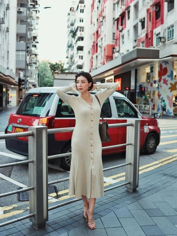 香港女星与视帝老公结婚12年,近况曝光生活写意,巨钻戒吸尽目光