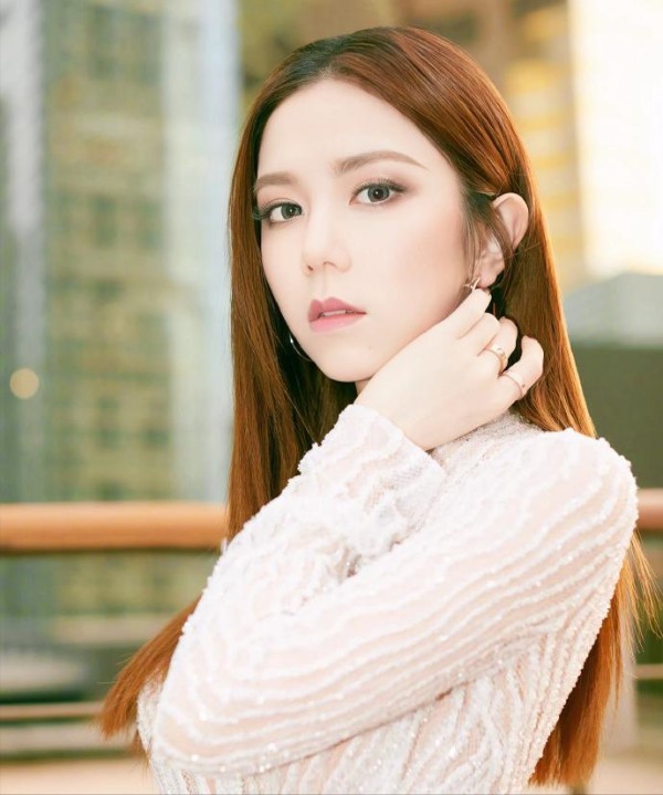 邓紫棋和男友罕见同框，两人现身首尔街头！邓紫棋被吐槽衣品不行