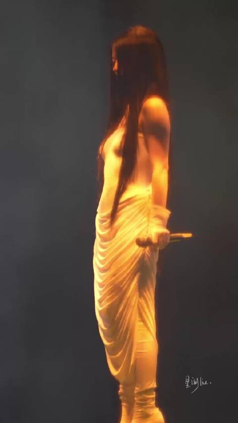 说白了就是单依纯错把李荣浩当软柿子拿捏了