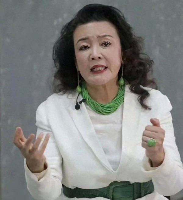 张兰名画被扣押，公司会议座位曝光，汪小菲依旧是母亲的附属品