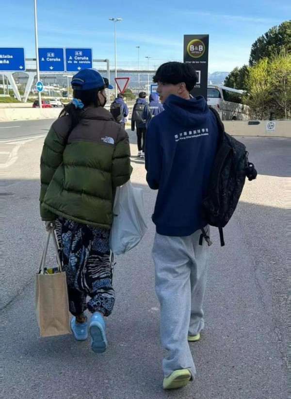 张柏芝晒与二儿子背影合照，Quintus侧脸好帅，15岁身高受瞩目