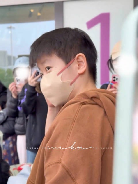 哎我的小箱子上哪去了 ‍：丢了 然后莎莎边挠头边四处张望