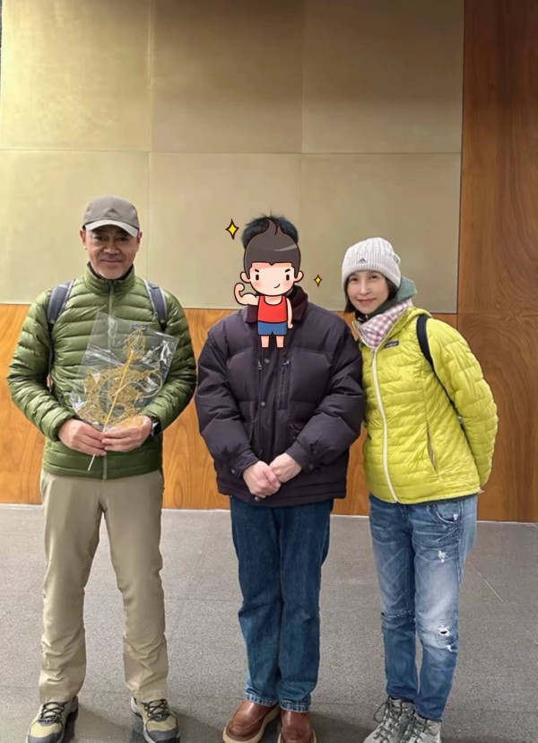 58岁郭蔼明超市买菜，穿薄外套配牛仔裤很清瘦，5000块背包用4年