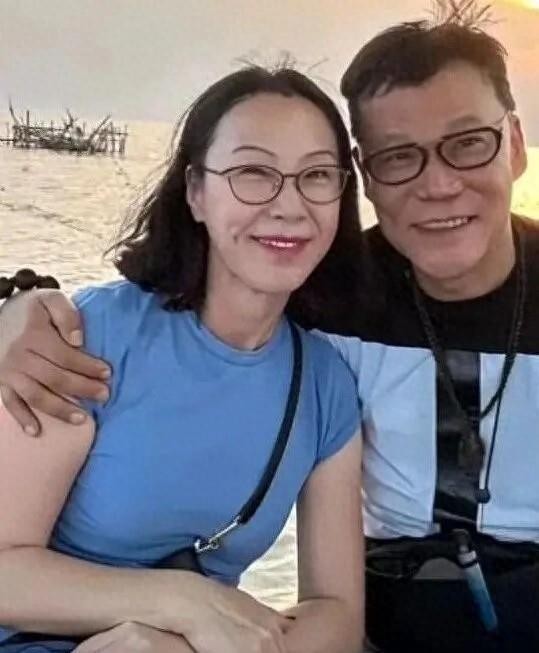 60岁李国庆与张丹红柬国外浪漫旅游，海边嬉戏，夫妻恩爱如漆似胶