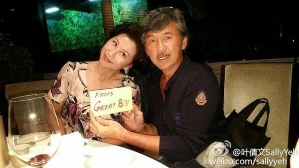 香港知名天后罕谈嫁天王原因,结婚29年宠成少女,街头搂抱太甜蜜