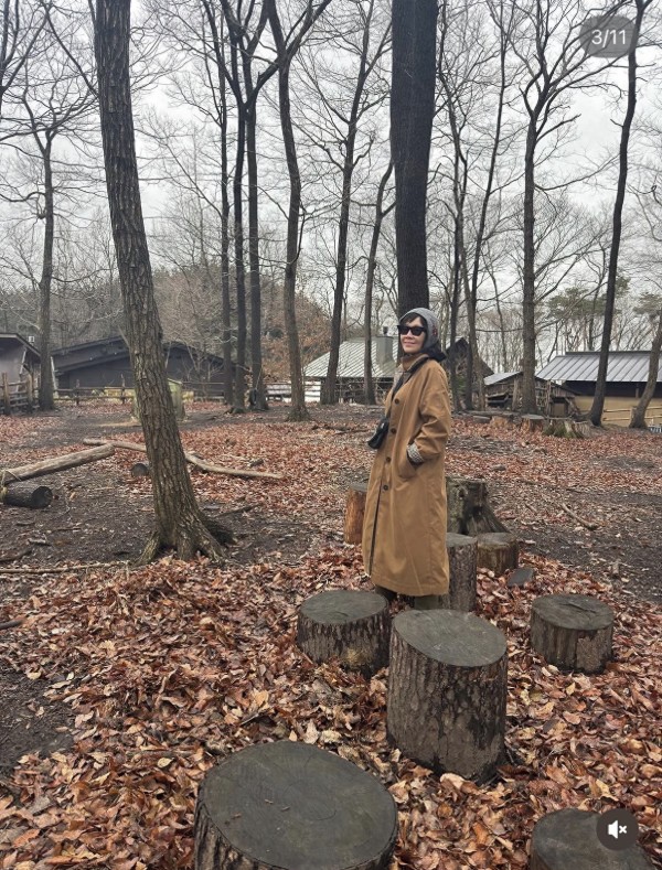 刘嘉玲陪家人在国外旅游，80岁母亲穿搭时尚，气质优雅比女儿抢镜