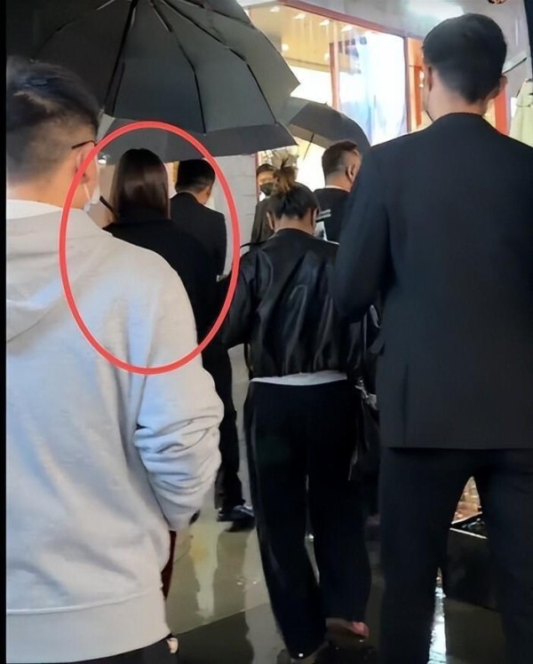 单依纯风波后上海出席活动！眼肿憔悴全程小心翼翼，一群保镖跟随