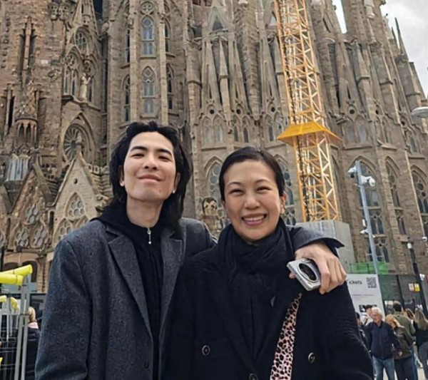 萧敬腾带52岁林有慧西班牙旅游，老妻少夫好恩爱，处的像母子！