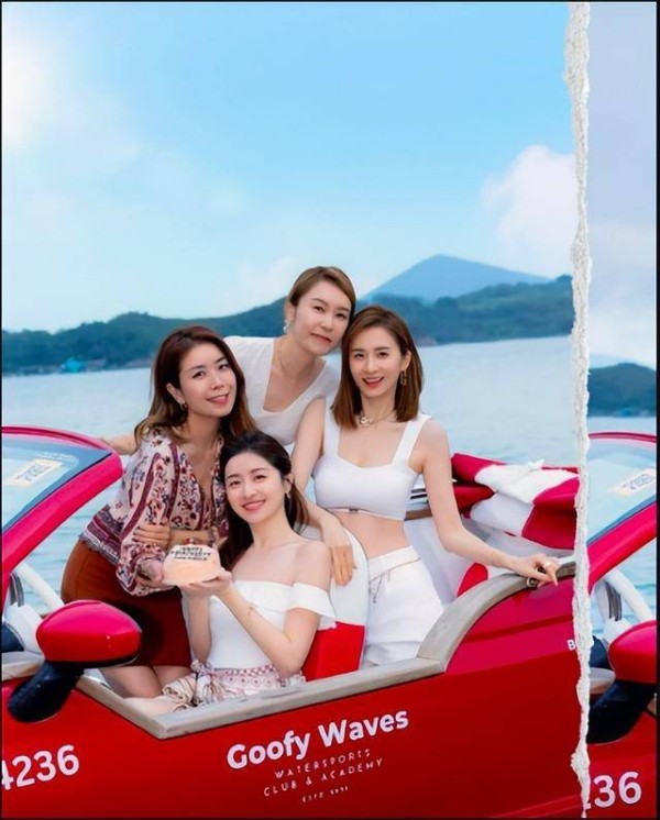 TVB昔日女神与闺蜜同框状态封神，颜值身材双在线，不像三孩妈妈