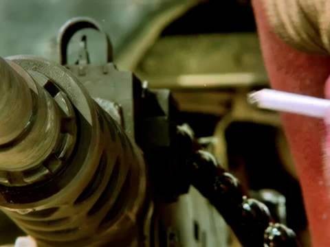 男人在生命最后时刻，用枪管点燃了嘴里的烟