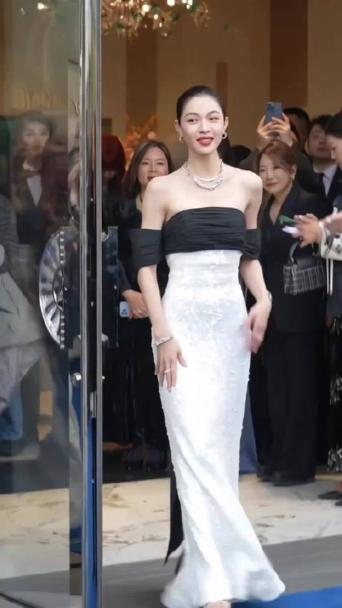 钟楚曦北京三里屯活动，这气质太好了钟楚曦