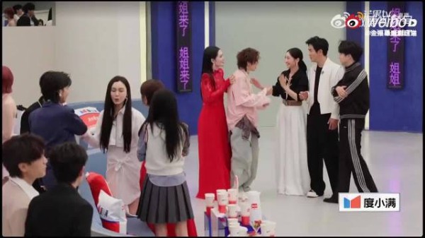 天哪，好多人啊！姐姐们三五成群，热烈讨论