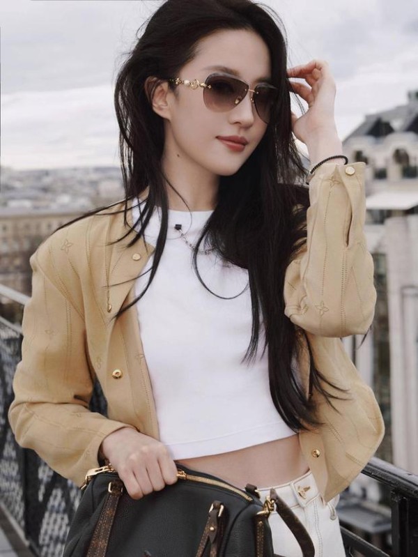 刘亦菲面露温柔笑容，心情愉悦。