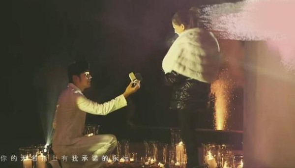 周杰伦单膝跪地，向昆凌浪漫求婚。