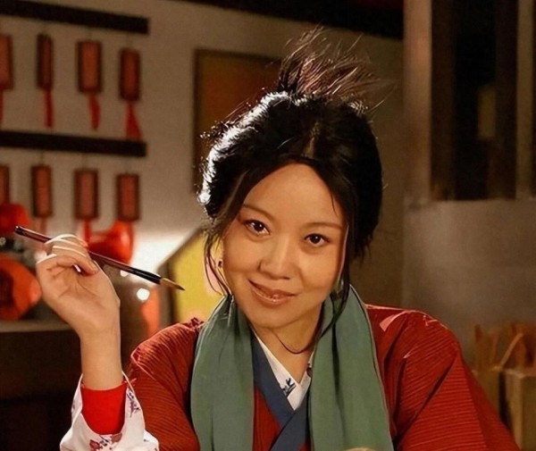 闫妮做梦都没想到，自己全力托举女儿28年，如今反被孙俪捧红了