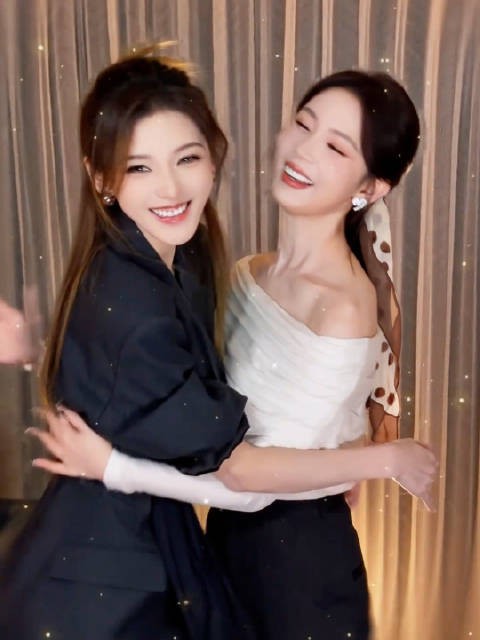 张予曦单手抱陈瑶同框，黑白造型反差吸睛